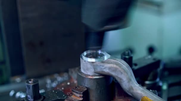 Perforazione Funzionamento Industriale Processo Taglio Della Lavorazione Dei Metalli Mediante — Video Stock