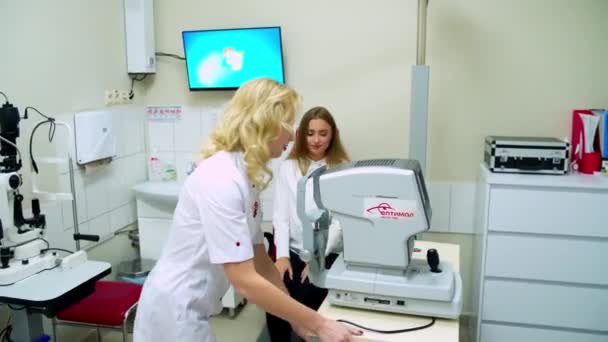 Офтальмолог Осматривает Молодую Женщину Врач Офтальмолог Проверяет Зрение — стоковое видео