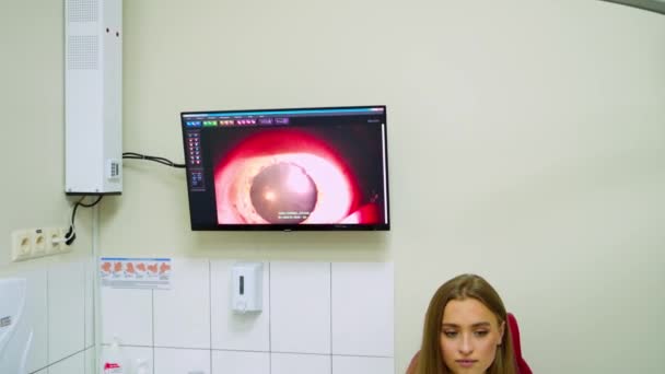 Оптометрист Осматривает Зрение Женщины Молодая Женщина Проверяет Качество Зрения — стоковое видео