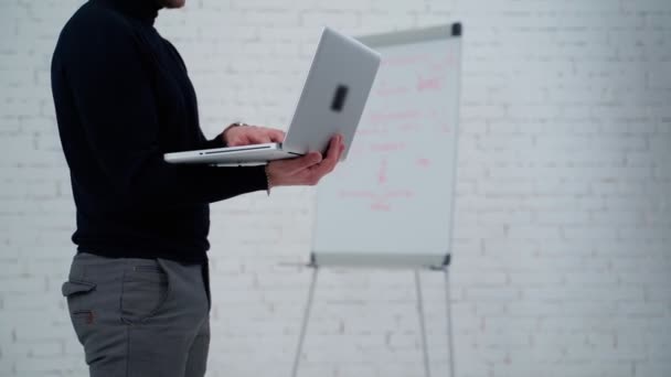 Biznesmen Pracujący Laptopem Close Widok Stojącego Człowieka Pracującego Laptopie — Wideo stockowe
