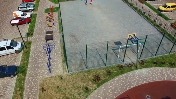带孩子们游乐场的公寓大楼公共屋群内儿童游乐场的空中景观 — 图库视频影像