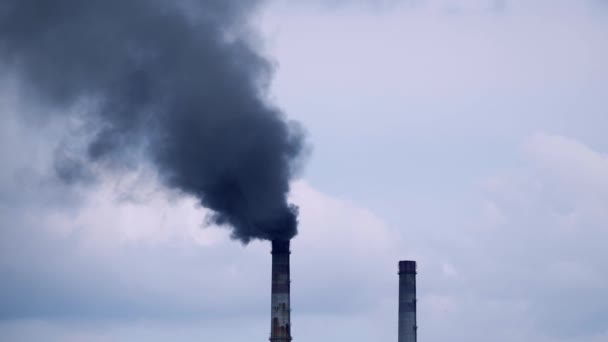 Заводские Трубы Загрязняют Воздух Растение Испускает Дым Смог Труб — стоковое видео
