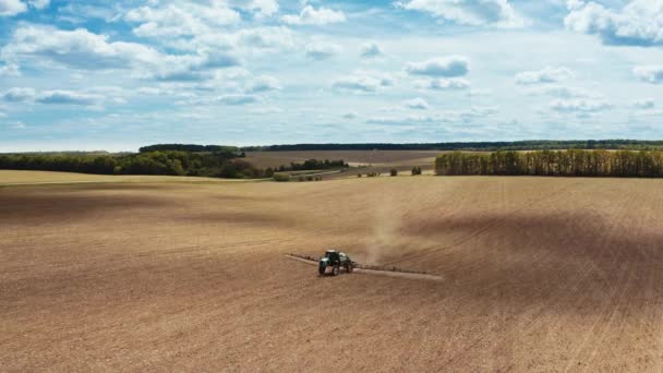 Teknologi Modern Pertanian Pandangan Udara Traktor Penyemprotan Bahan Kimia Lapangan — Stok Video