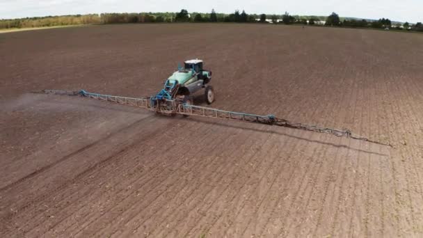 Traktorové Postřikovací Pole Hnojivem Traktor Rozprašuje Chemické Pesticidy Postřikovačem Velkém — Stock video
