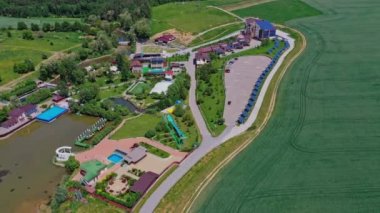 Eğlence tesislerinin hava görüntüsü. Banliyö bölgesindeki tatil köyünün havadan görüntüsü