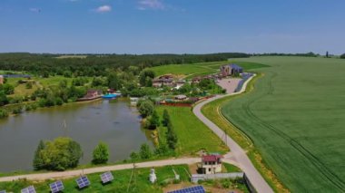 Tatil köyünün havadan görünüşü. Tesisteki avluda su havuzu