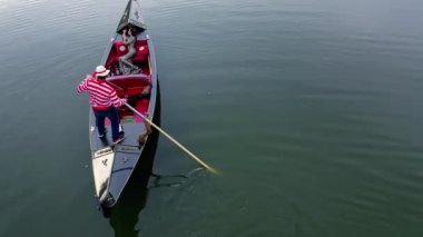 Geleneksel Gondol manzarası çok güzel. Gondol hizmeti turistleri şehri geziyor.