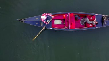 Nehirde geleneksel gondol. Gondollu şehir nehrinin güzel manzarası