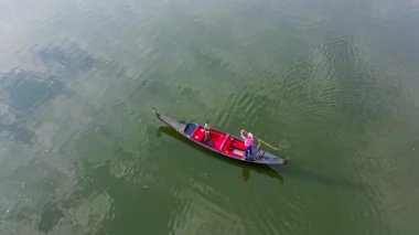 Romantik Şehirde Gondol. Nehir boyunca turist taşıyan Gondollar
