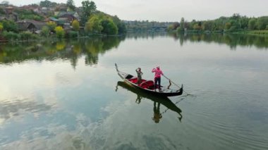Gondol nehirde yüzüyor. Nehirdeki renkli gondolun hava aracı görüntüsü