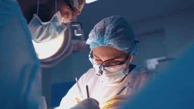 Ameliyathanede ameliyat sırasında doktor. Profesyonel doktor ameliyathanede ameliyat yapıyor.