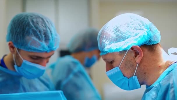Медицинская Команда Проводит Операцию Группа Хирургов Работой Операционной — стоковое видео