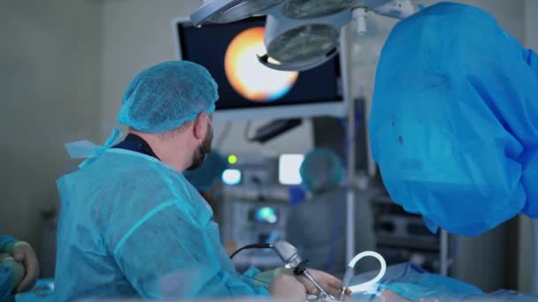 Врач Выполняющий Операцию Хирургическая Бригада Работающая Хирургическом Отделении Больницы — стоковое видео