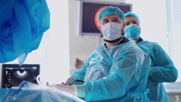 手術室での手術 外科医チームが手術室で患者のモニタリングを行う — ストック動画