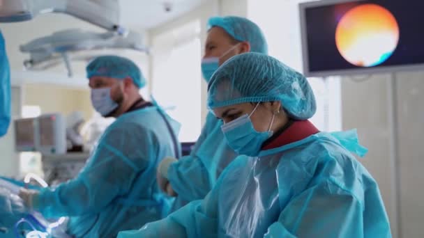 Χειρούργοι Εκτελούν Επιχείρηση Γιατρός Και Βοηθοί Χειρουργούν Για Βοήθεια Ασθενή — Αρχείο Βίντεο