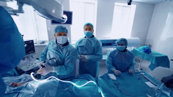 Χειρούργοι Κατά Την Επιχείρηση Ομάδα Χειρουργών Στο Χειρουργείο Χειρουργικό Εξοπλισμό — Αρχείο Βίντεο