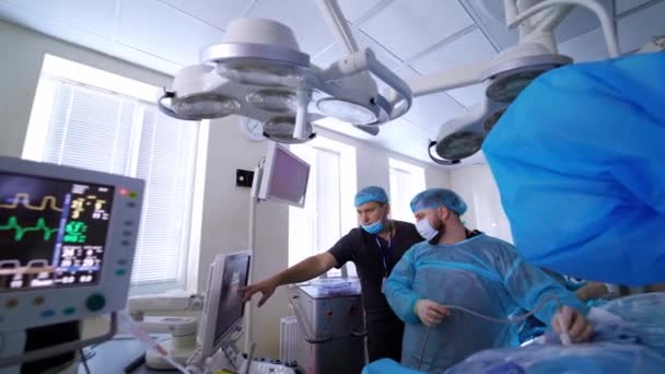 Sala Cirugía Hospital Equipo Cirujanos Profesionales Realizando Cirugía Quirófano — Vídeos de Stock