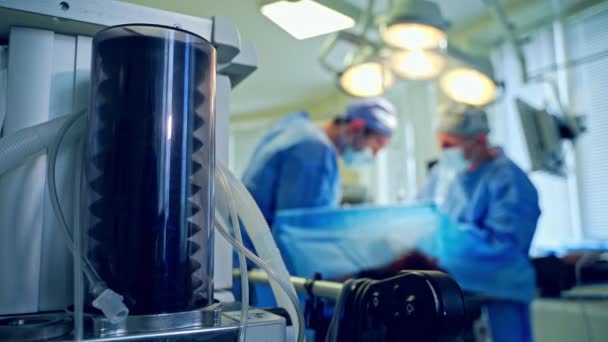 Ιατρικός Εξοπλισμός Εξαερισμού Μηχανή Εξαερισμού Τεχνητών Πνευμόνων Στο Χειρουργείο — Αρχείο Βίντεο