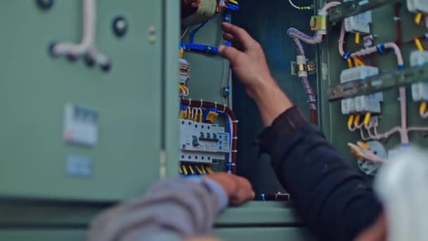 Mühendislik Güneş Enerjisi Yüklüyor Güneş Fotovoltaik Entegre Elektrik Kutusu Kuran — Stok video