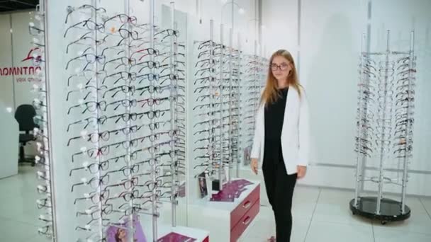Mujer Comprando Gafas Tienda Mujer Feliz Eligiendo Gafas Tienda Óptica — Vídeo de stock