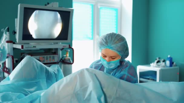 Ginekolog Pracujący Pacjentką Lekarz Ginekolog Wykonujący Operację Ginekologiczną Szpitalu — Wideo stockowe
