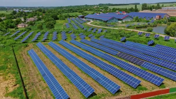 ソーラーパネルファーム 太陽電池フィールドの空中ビュー — ストック動画
