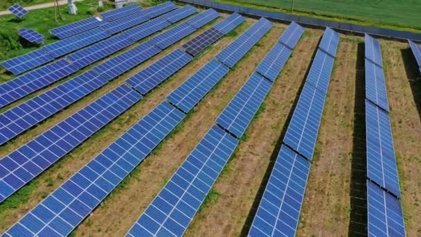 太陽光発電所の太陽光発電パネル ドローンからの太陽電池パネルの空中ビュー — ストック動画