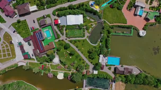 从空中俯瞰度假胜地建筑群 带有游泳池的现代度假胜地建筑群 — 图库视频影像