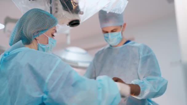 Doktor Operačním Sále Tým Lékařů Soustředí Pacienta Během Operace Nemocnici — Stock video