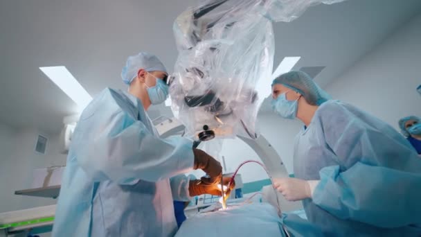 Операційна Кімната Пацієнтом Хірургічна Команда Працює Пацієнта Театрі Лікарні — стокове відео