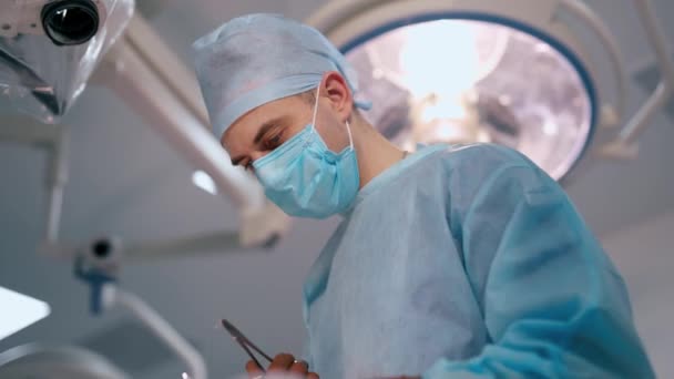 Γιατρός Στο Χειρουργείο Του Νοσοκομείου Χειρουργός Που Εκτελεί Χειρουργική Επέμβαση — Αρχείο Βίντεο