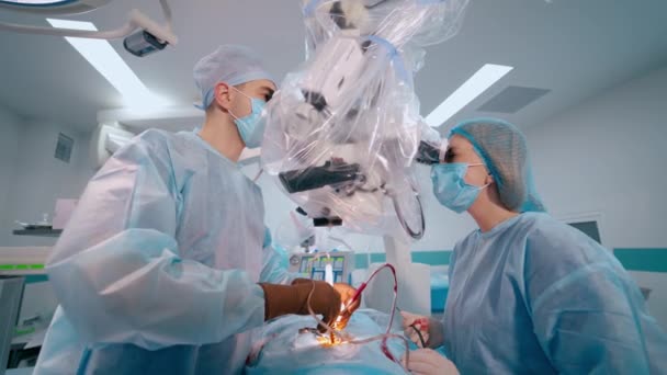 病院のオペレーティングルーム 外科手術を行っている医療チーム — ストック動画