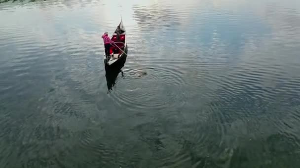 Şehirde Gondolla Yürü Gondol Nehre Iniyor Nsanları Gemiye Taşıyor — Stok video