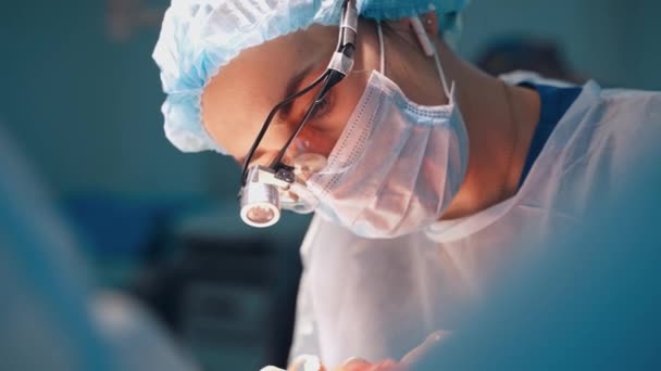 Доктор Проводит Операцию Серьезный Хирург Время Операции Больнице — стоковое видео