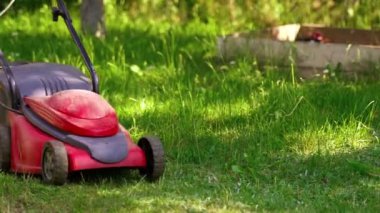 Çim biçme makinesiyle çim biçmek. Çim biçme makinesini kapat.