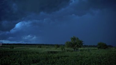 Kara bulutlar arka planda. Fırtınada karanlık gökyüzü