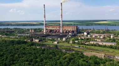 Fabrikanın havadan görünüşü. Bacalı fabrikanın havadan görünüşü