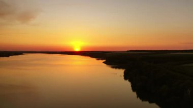 Kırsal nehir manzarası. Renkli günbatımında nehir manzarası