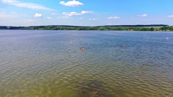 飛行機が川の上を飛んでいる 川の風景の空中ドローンビュー — ストック動画