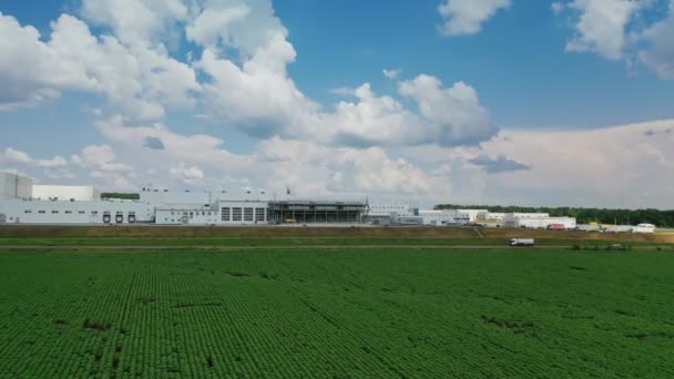 大きな工業地帯の空中観察 倉庫のある産業エリアのドローンからの空撮 — ストック動画