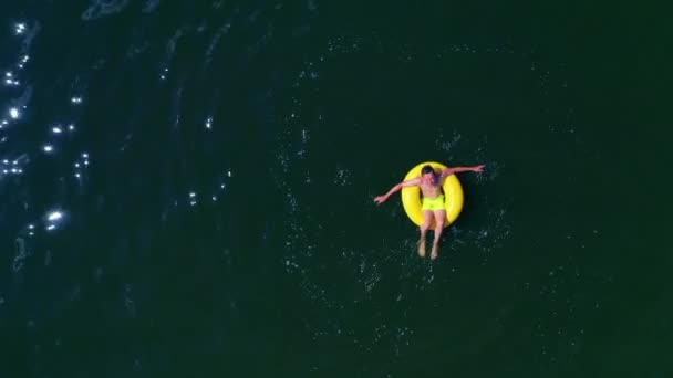 Ragazzo Che Nuota Sul Ring Della Piscina Vista Dall Alto — Video Stock