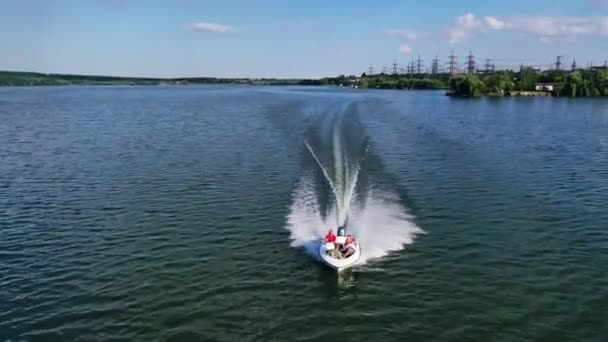 Nehir Boyunca Giden Küçük Bir Tekne Yaz Günlerinde Nehirde Motorlu — Stok video
