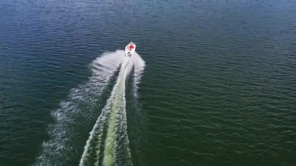 Nehirdeki Teknenin Havadan Görüntüsü Nehirde Yüzen Motorlu Tekne Görüntüsü — Stok video