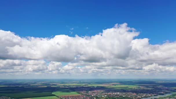 街の風景を眺める雲 ドローンからの雲の上の都市の眺めの一部 — ストック動画