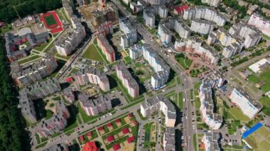 Şehir blokları olan bir şehir. Binaların ve apartmanların aşağı manzarası
