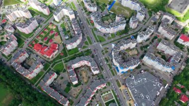 Güzel desenli sokak manzarası. Şehir blokları olan şehir merkezinin hava görüntüsü