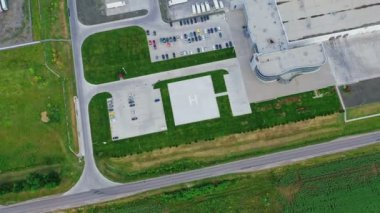 Endüstriyel bölge manzarası. Banliyö sanayi bölgesinin havadan görünüşü