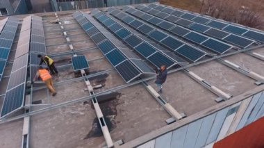 Güneş fotovoltaik panelleri. Çatıdaki fotovoltaik güç santralinin hava görüntüsü