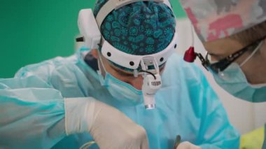 Ameliyathane. Klinikte ameliyat yapan profesyonel cerrahlardan oluşan bir ekip.
