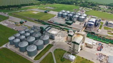 Tahıl asansörünün havadan görünüşü. Arazideki büyük ambarın hava aracı görüntüsü